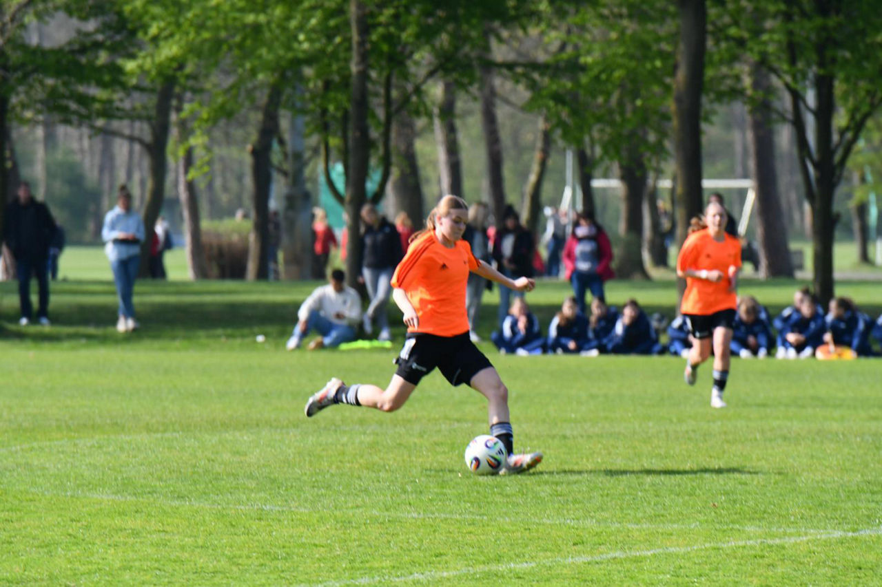 Josefine Schmitz spielt Fußball