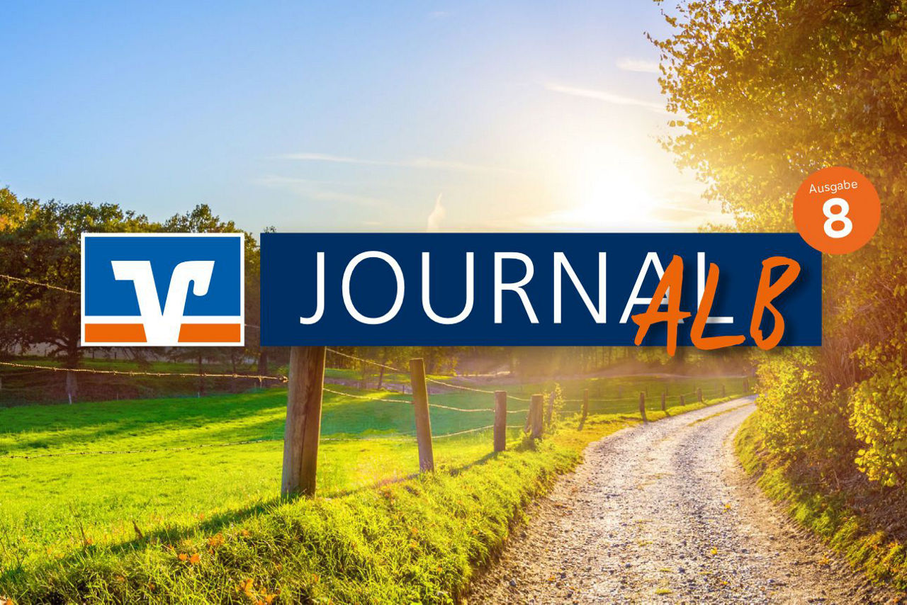 Weg an einer grünen Wiese mit Zaun und Sonnenaufgang