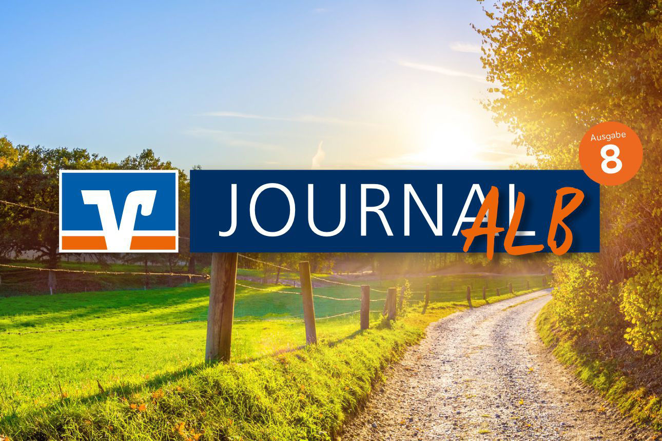 Weg an einer grünen Wiese mit Zaun und Sonnenaufgang