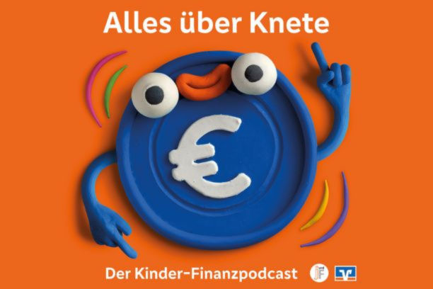 Animierte Knopf-Figur aus Knete mit Augen, Händen und dem e-Zeichen auf dem Bauch