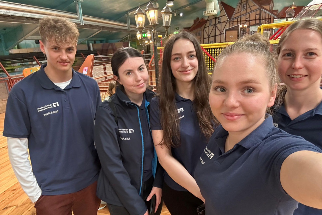 Fünf Mitglieder des Jugendmarkts posieren für ein Selfie