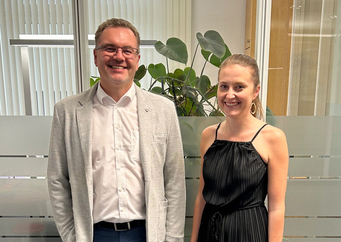 Marktbereichsleiter Bernhard Stuber gratulierte Lena Neft herzlich zum Dienstjubiläum.