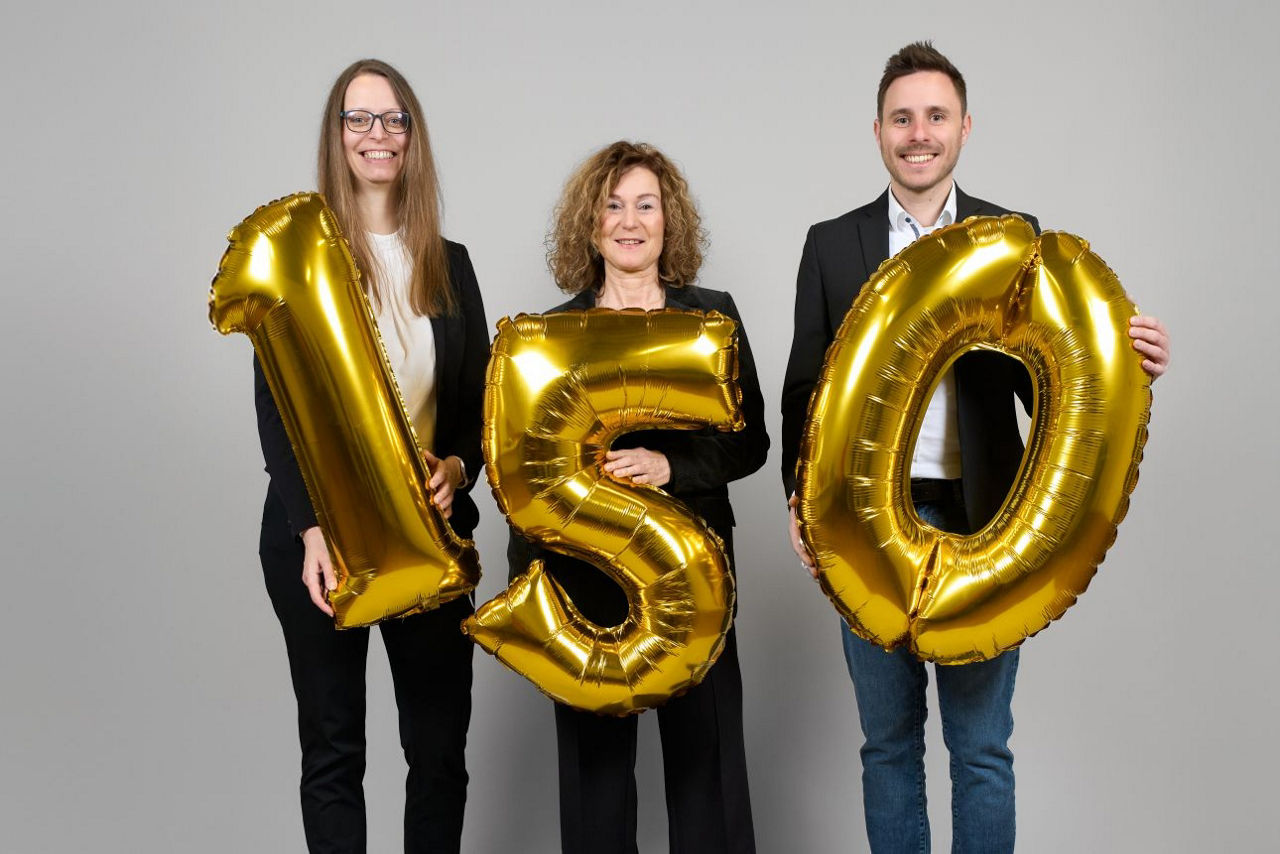 3 Mitarbeiter mit 150 Jahre Luftballon