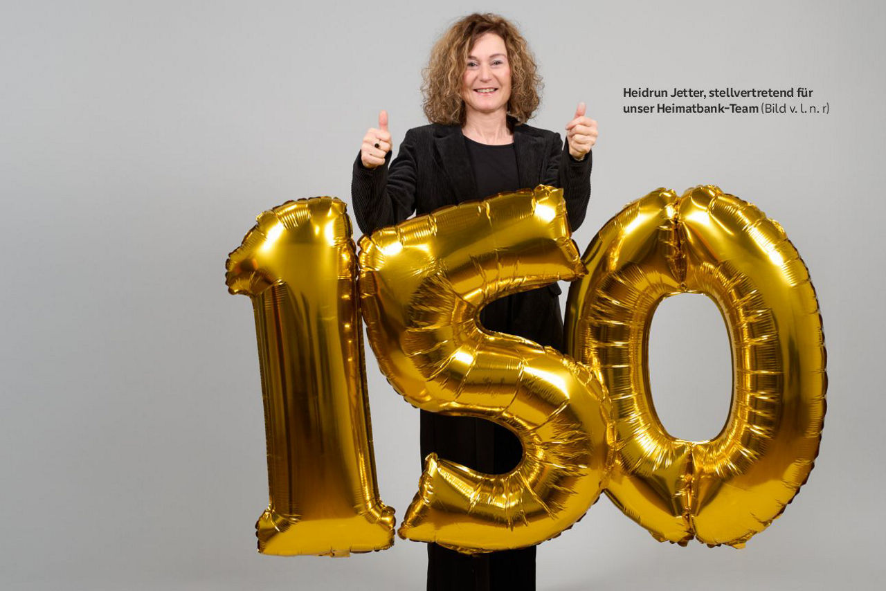 Frau und Mitarbeiterin mit Luftballon 150 Jahre