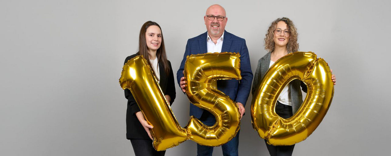 Mitarbeiter mit 150 in der Hand
