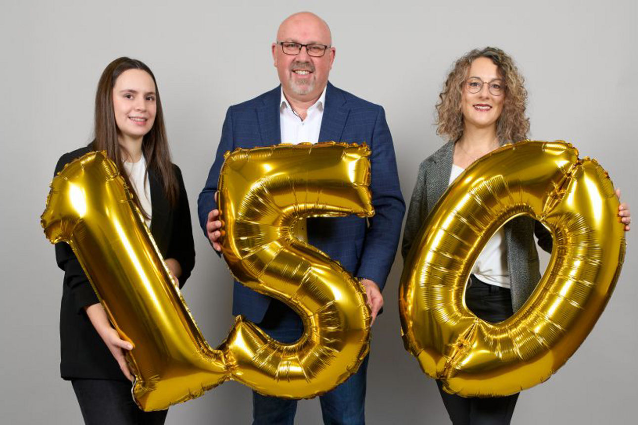 Mitarbeiter mit 150 in der Hand