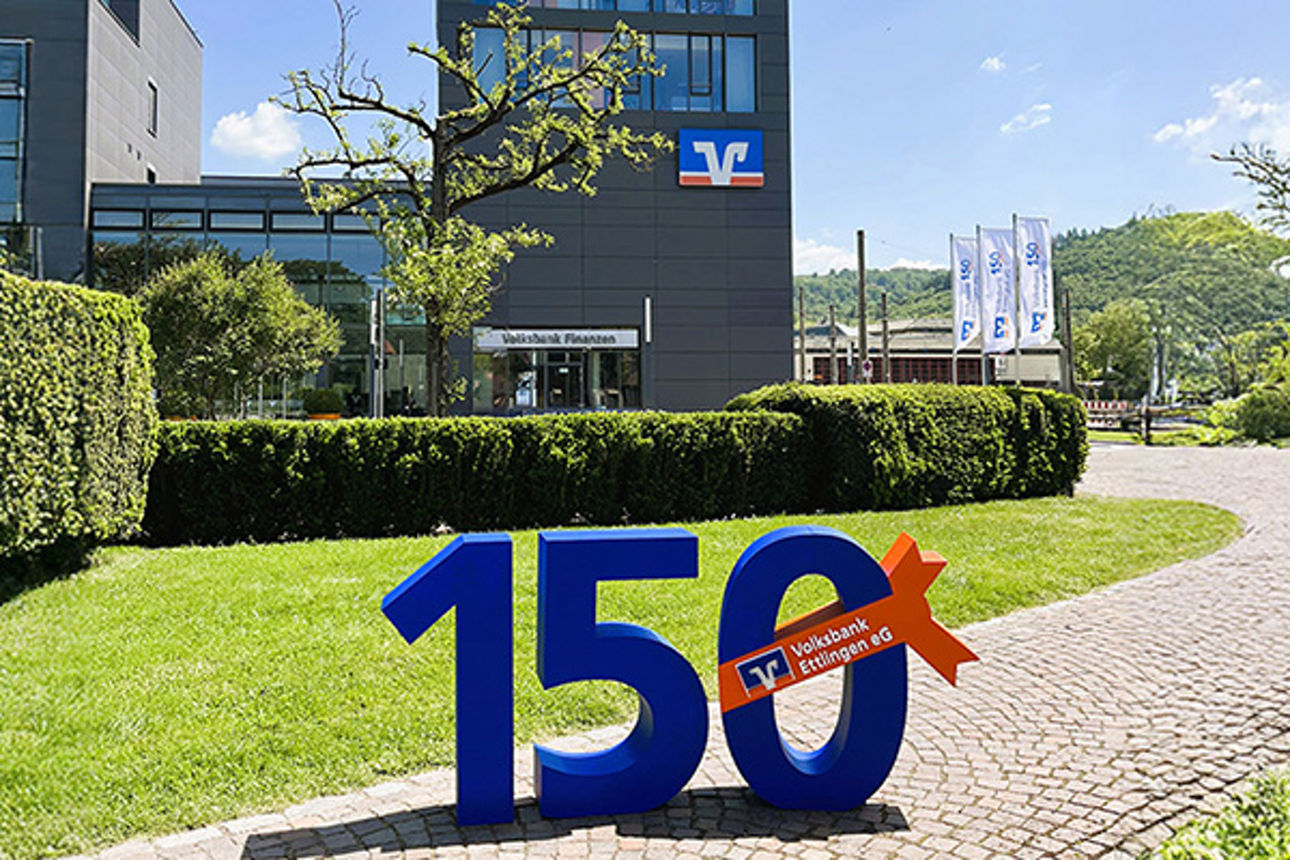 Zahl 150 Jahre mit orangener Schleife vor dem Volksbankgebäude in Ettlingen
