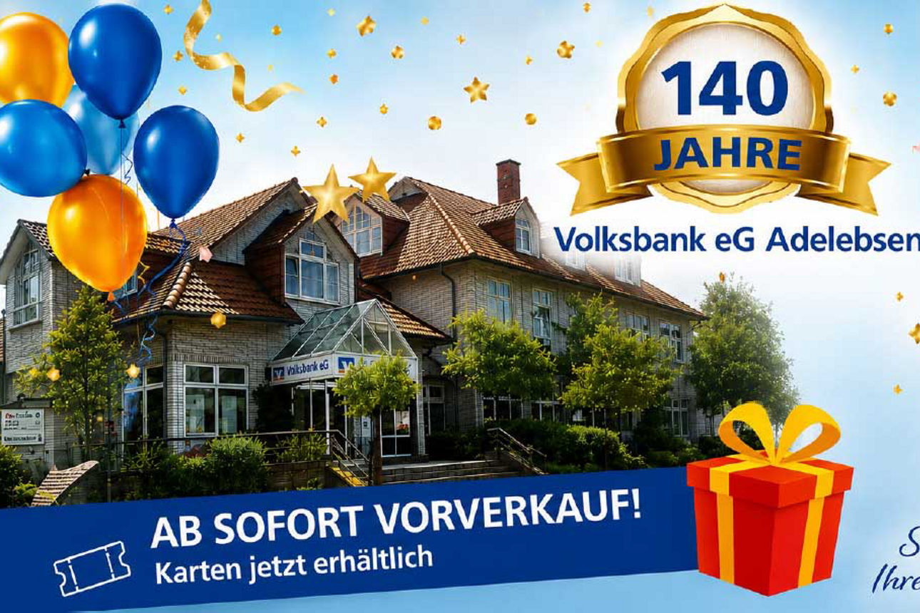 Jubiläumsgrafik „140 Jahre Volksbank eG Adelebsen“ mit Ballons, Geschenk und historischem Gebäude im Hintergrund.