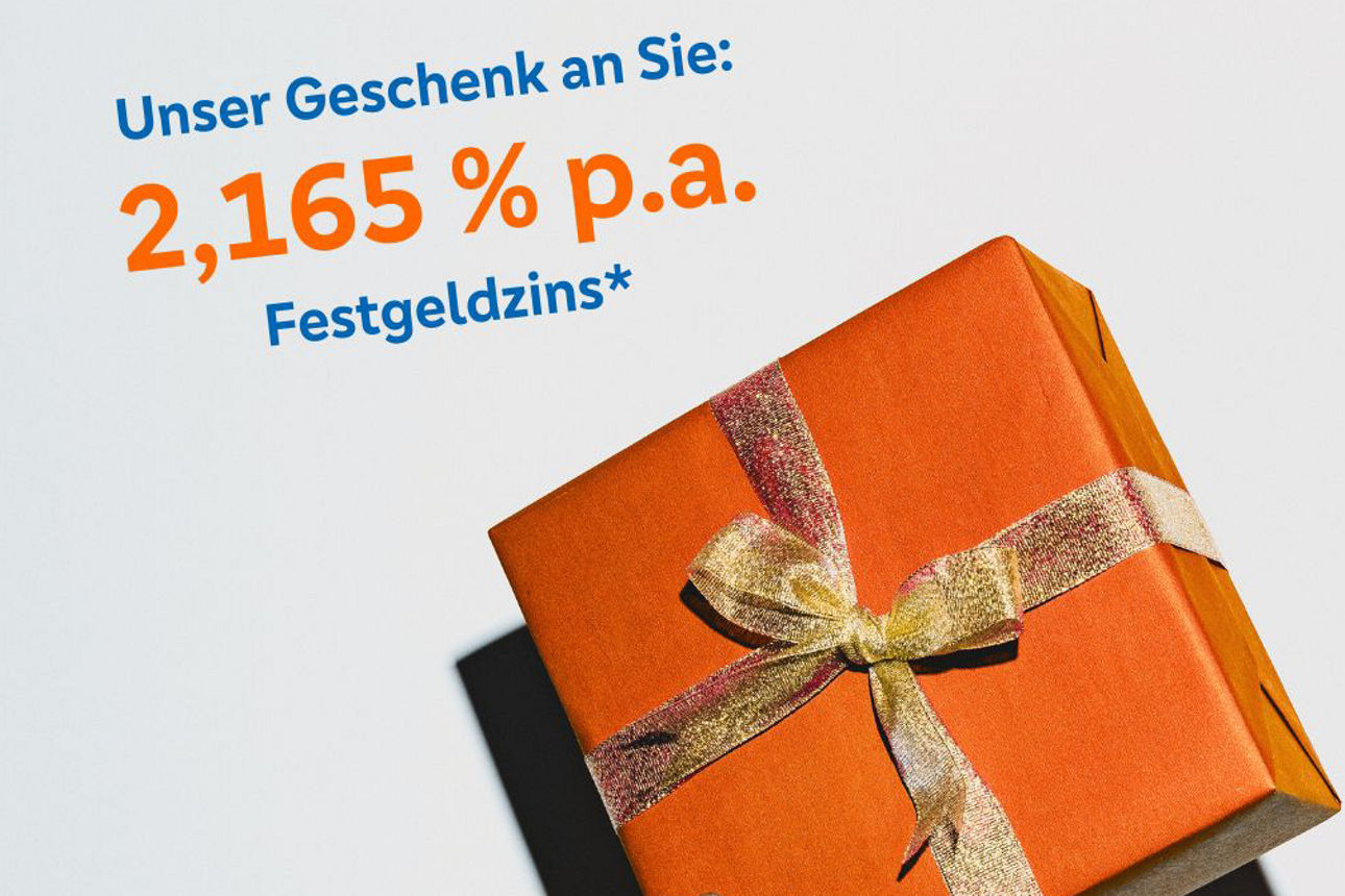 Ein Mann arbeitet glücklich in seinem Garten