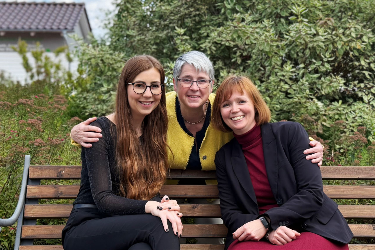 3 Frauen auf einer Bank