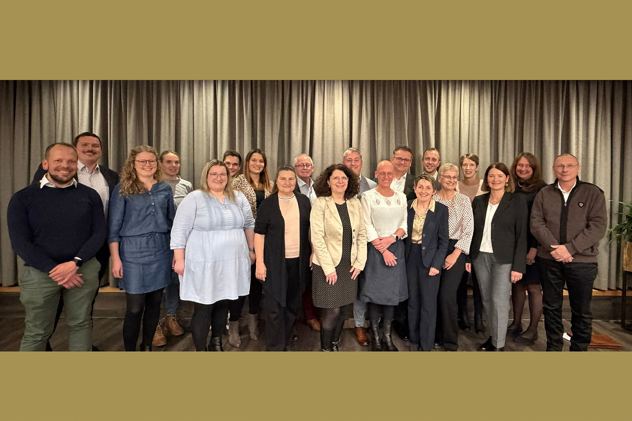 Jubilare 2025 Vorstand ehrt Mitarbeiter - 20 Personen stehen nebeneinander