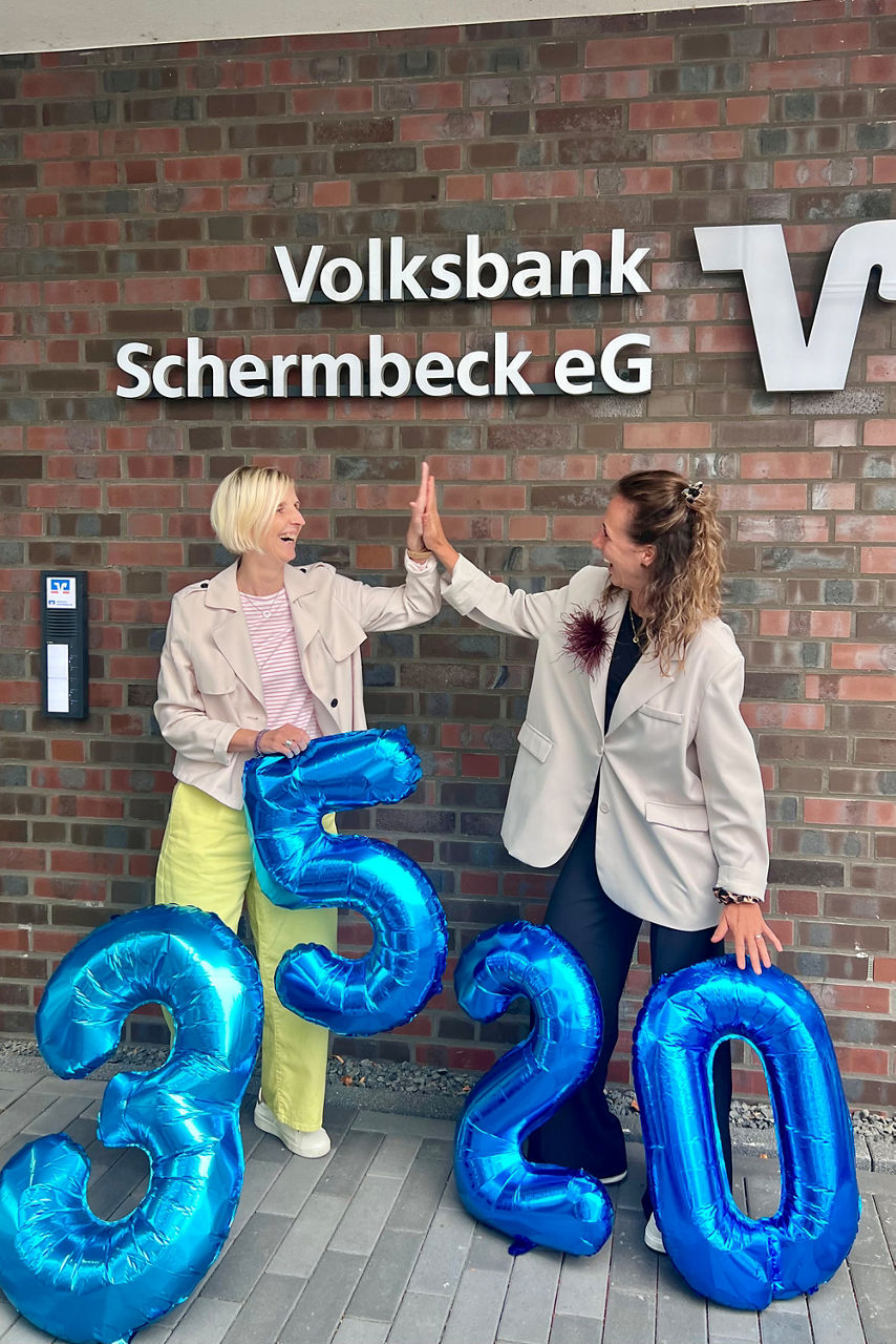 Jubilarin Stefanie Hadrian mit den Ballonzahlen 3 und und Natalie Neugebauer mit den blauen Ballonzahlen 2 und 0 in den Händen.
