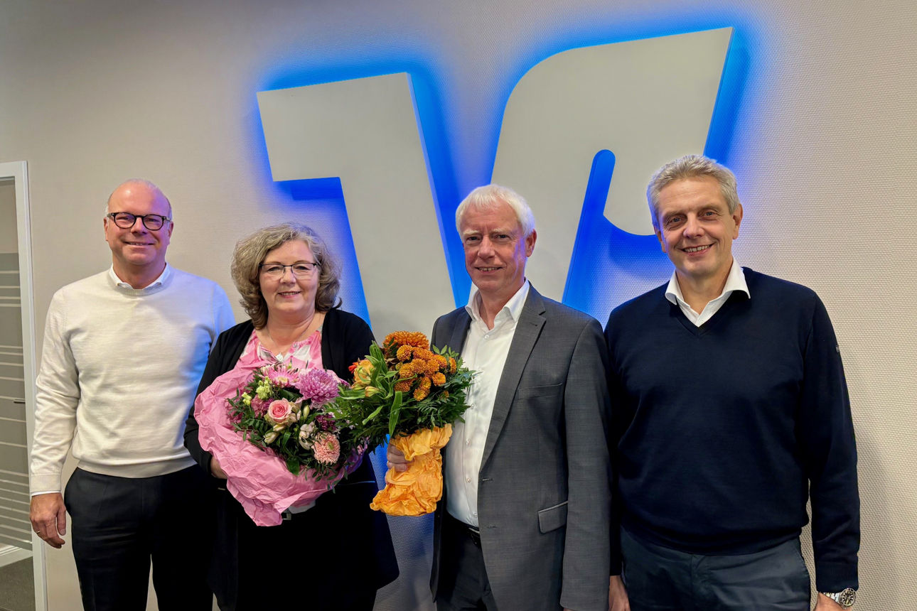 Vorstände gratulieren den Bankjubiliaren