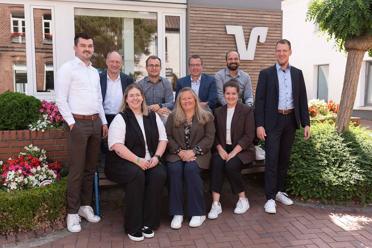 Insgesamt 9 Jubilare der Volksbank Schermbeck im Gruppenbild vor der Bank