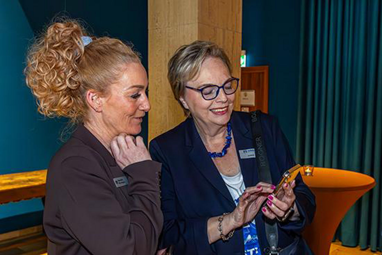 Zwei Frauen schauen auf ein Smartphone