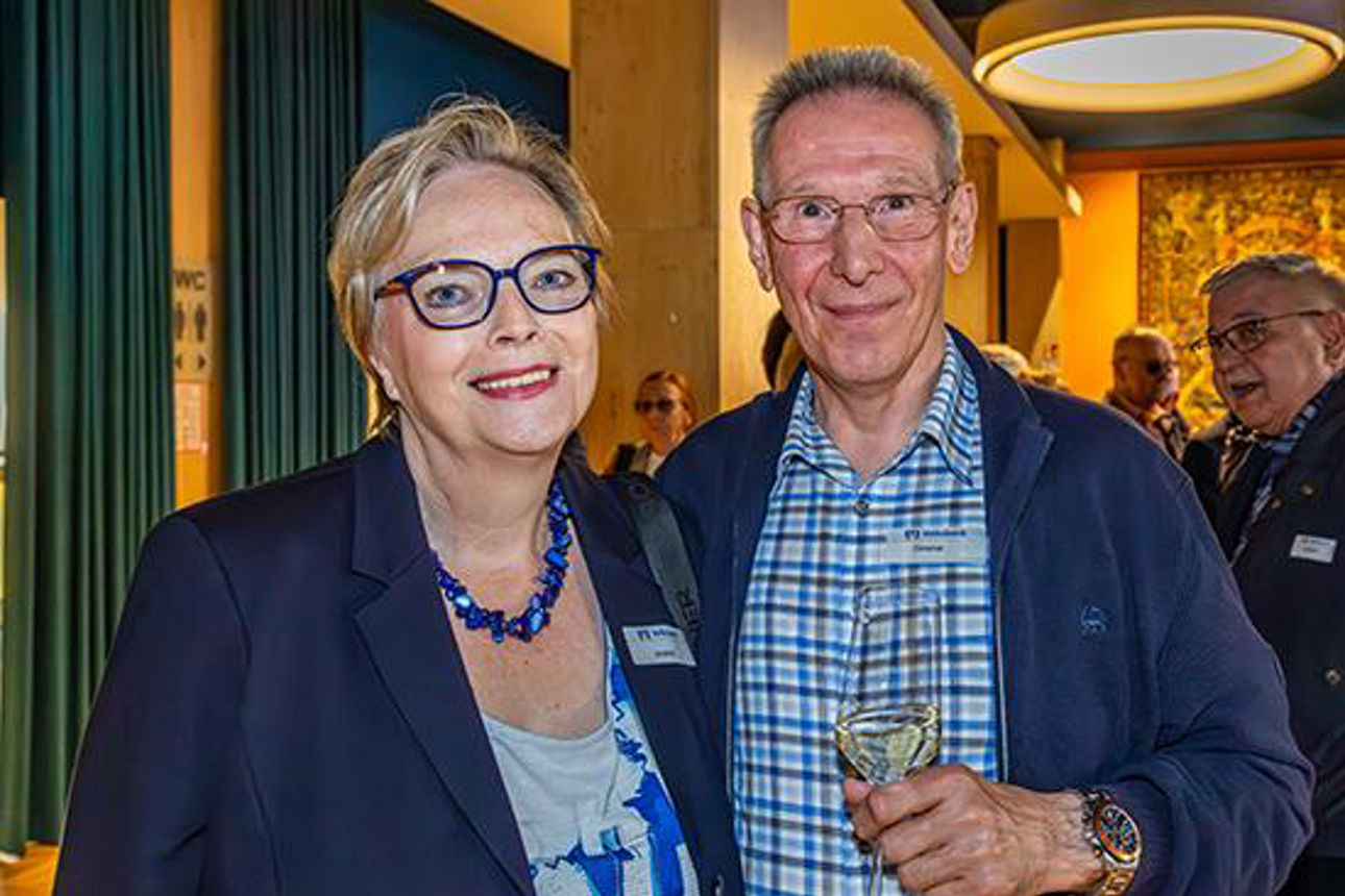 Eine Frau und ein Mann lächeln in die Kamera