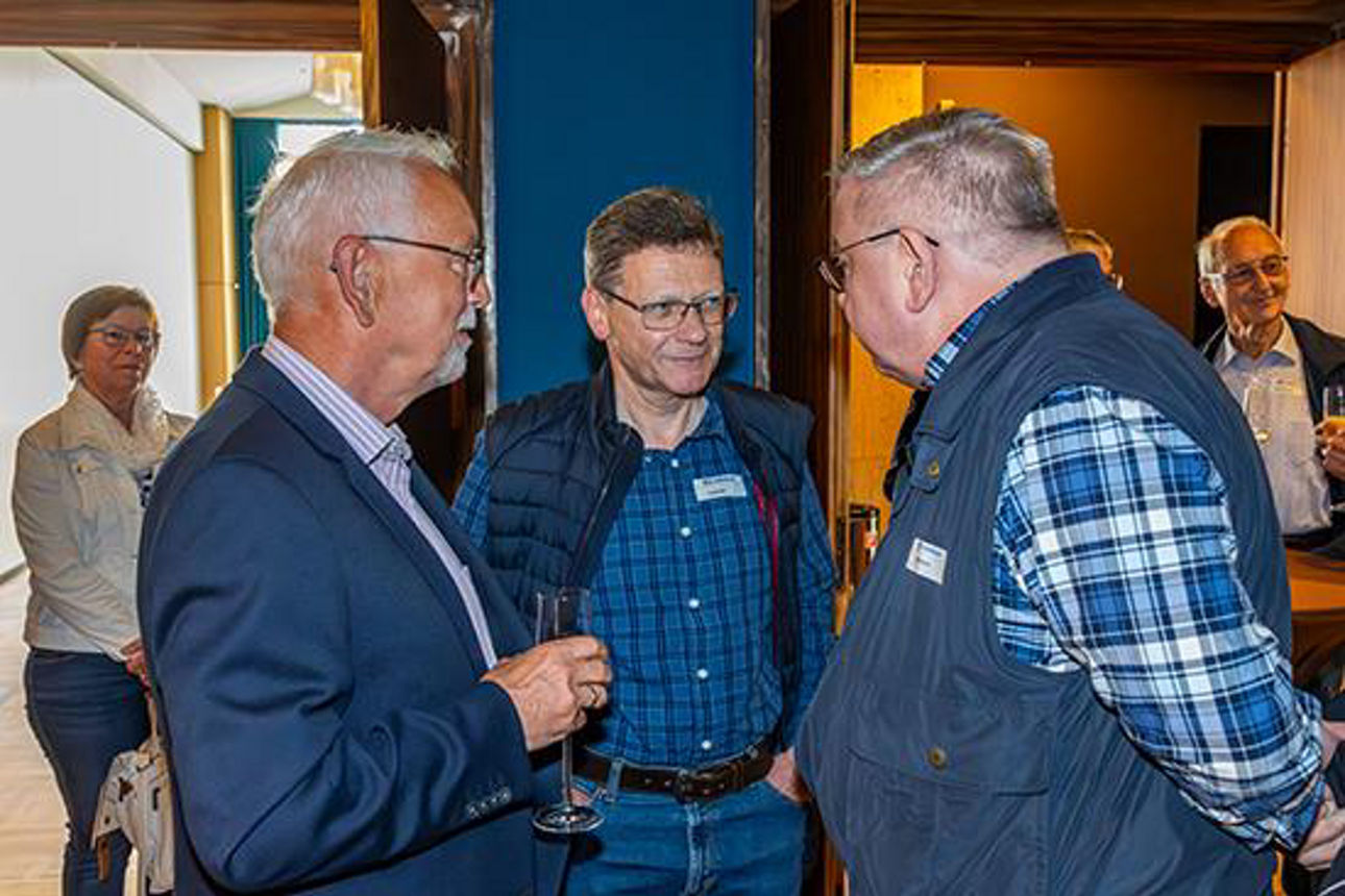 Drei Männer unterhalten sich