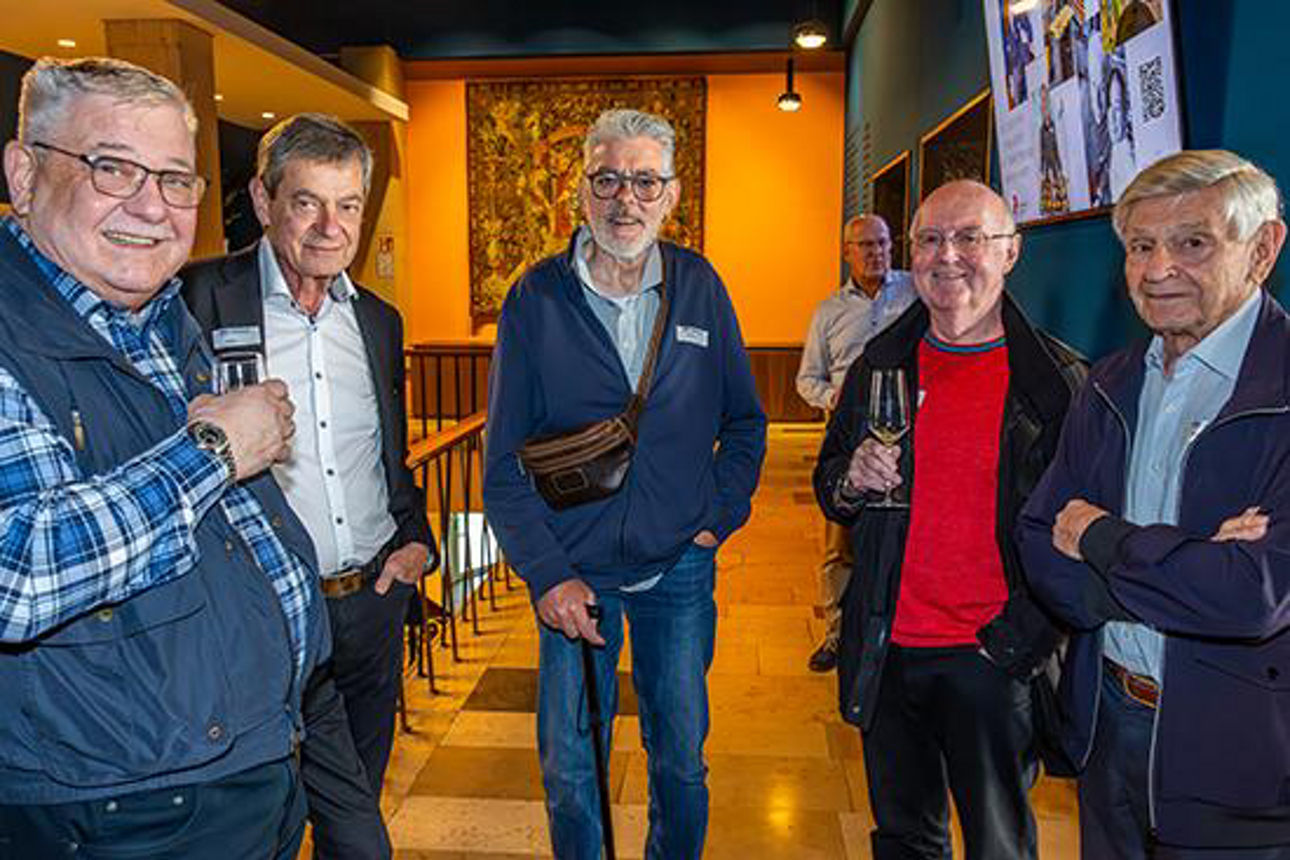 Fünf Männer lächeln in die Kamera