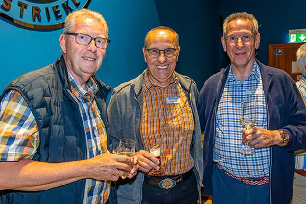 Drei Männer lächeln in die Kamera