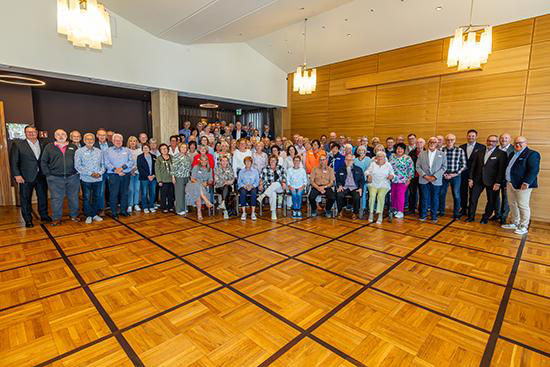 Gruppenfoto mit den Teilnehmerinnen und Teilnehmern