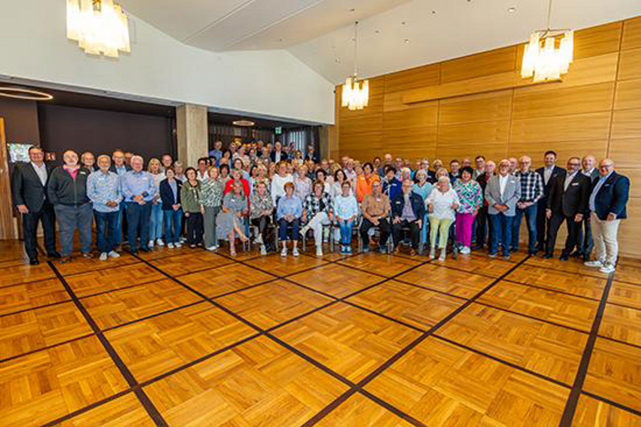 Gruppenfoto mit den Teilnehmerinnen und Teilnehmern