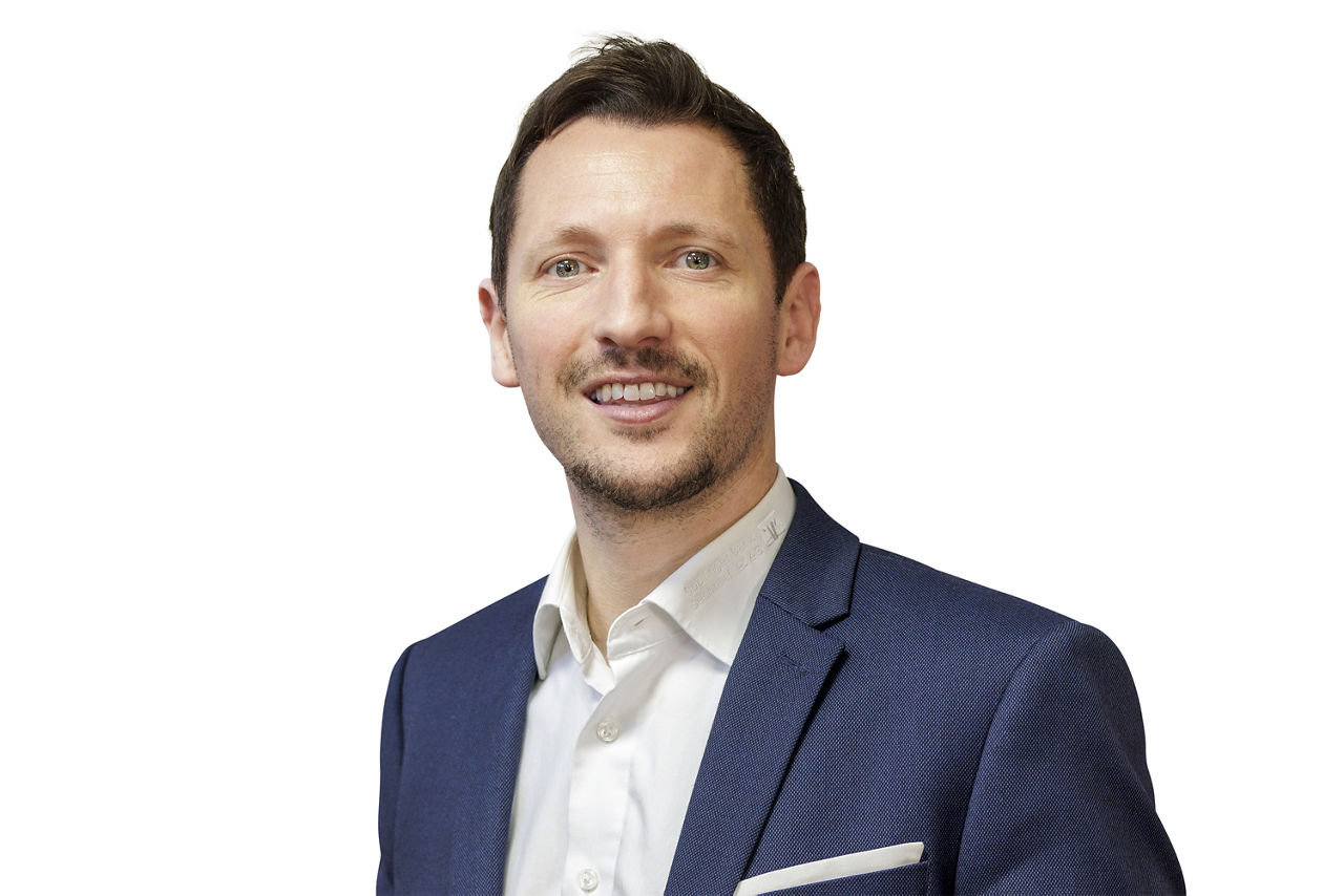 Portraitbild Herr Jürgen Hauk, Mitarbeiter der Bopfinger Bank Sechta-Ries eG mit blauem Jacket und weißem Hemd