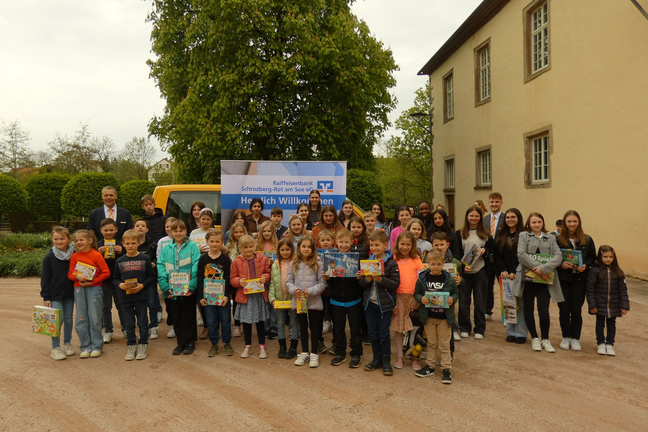 Gruppenfoto: Kinder und Jugendliche die einen Preis beim Malwettbewerb jugend creativ gewonnen haben