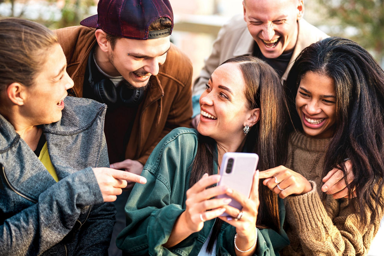 Fünf Jugendliche und ein Handy