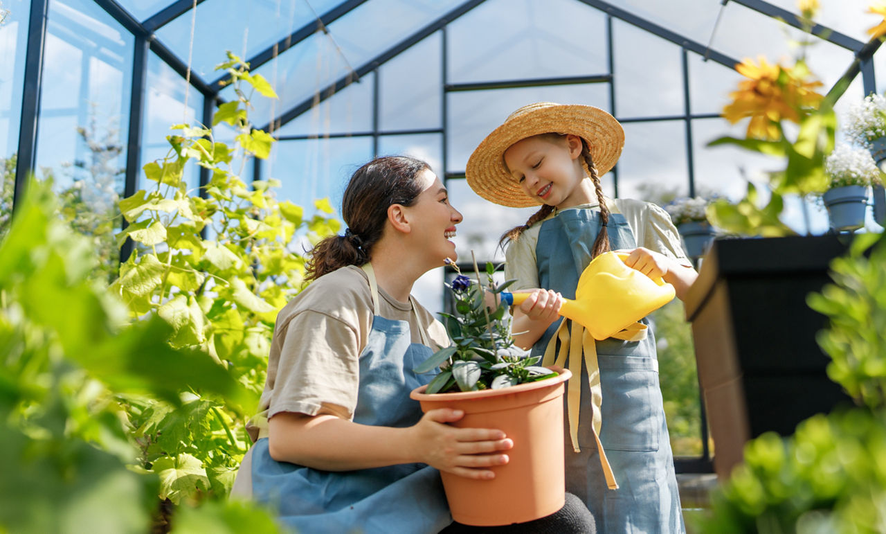 Mutter und Tochter pflanzen Blumen