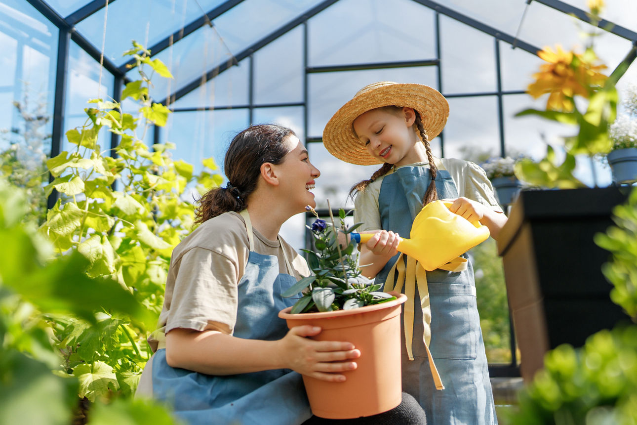 Mutter und Tochter pflanzen Blumen