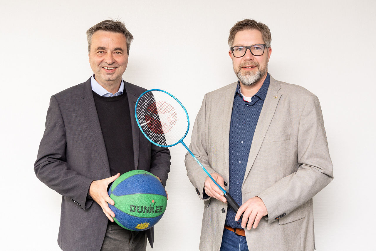 Marc Kopatz, Geschäftsführer Gelsensport und Jörg Lott Vorstand Volksbank Ruhr Mitte für den Jugendförderpreis