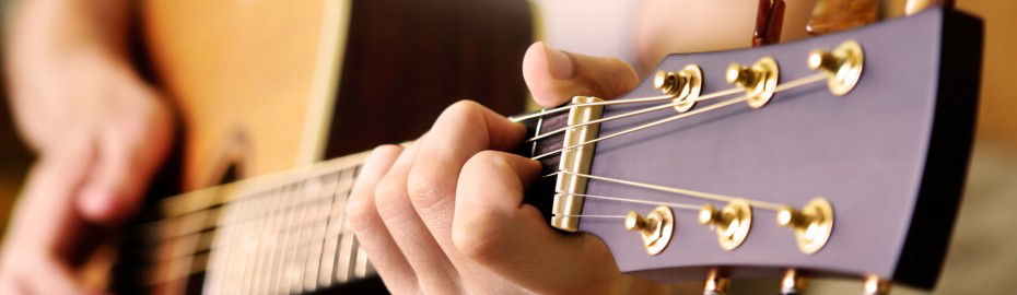 Kind mit Gitarre in der Hand