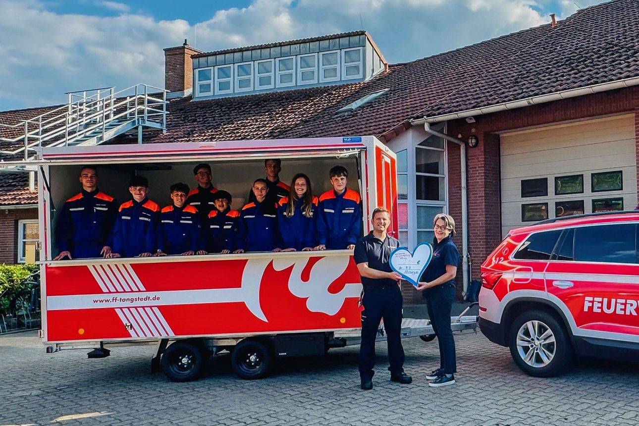 Gruppenfoto Spendenherzübergabe für den neuen Anhänder der Jugendfeuerwehr Tangstedt