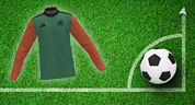 Auf einem Fußballfeld ist eine Bierkamp Trainingsjacke zu sehen und ein Ball an der Eckfahne