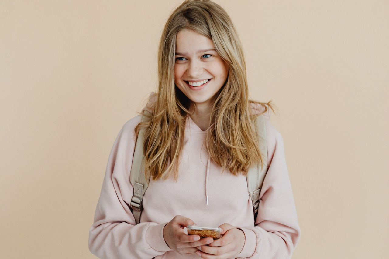 Lächelndes Mädchen mit Smartphone