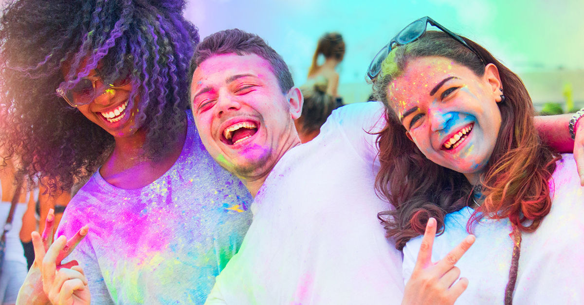 Drei Jugendliche auf ein Farbenfestival