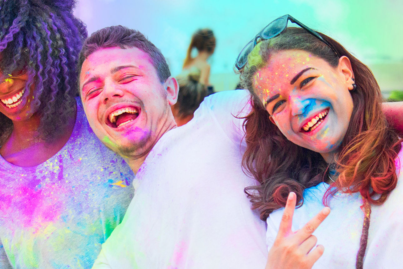 Drei Jugendliche auf ein Farbenfestival