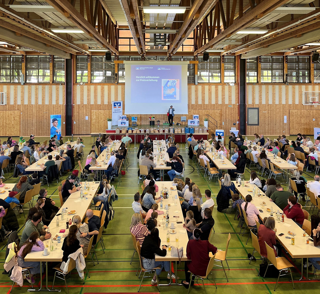 Zauberer John Michaels zaubert vor seinem Publikum in der Adam-Riese-Halle.