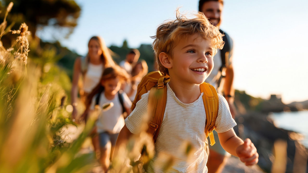Kleiner Junge spaziert mit seiner Familie durch die Natur