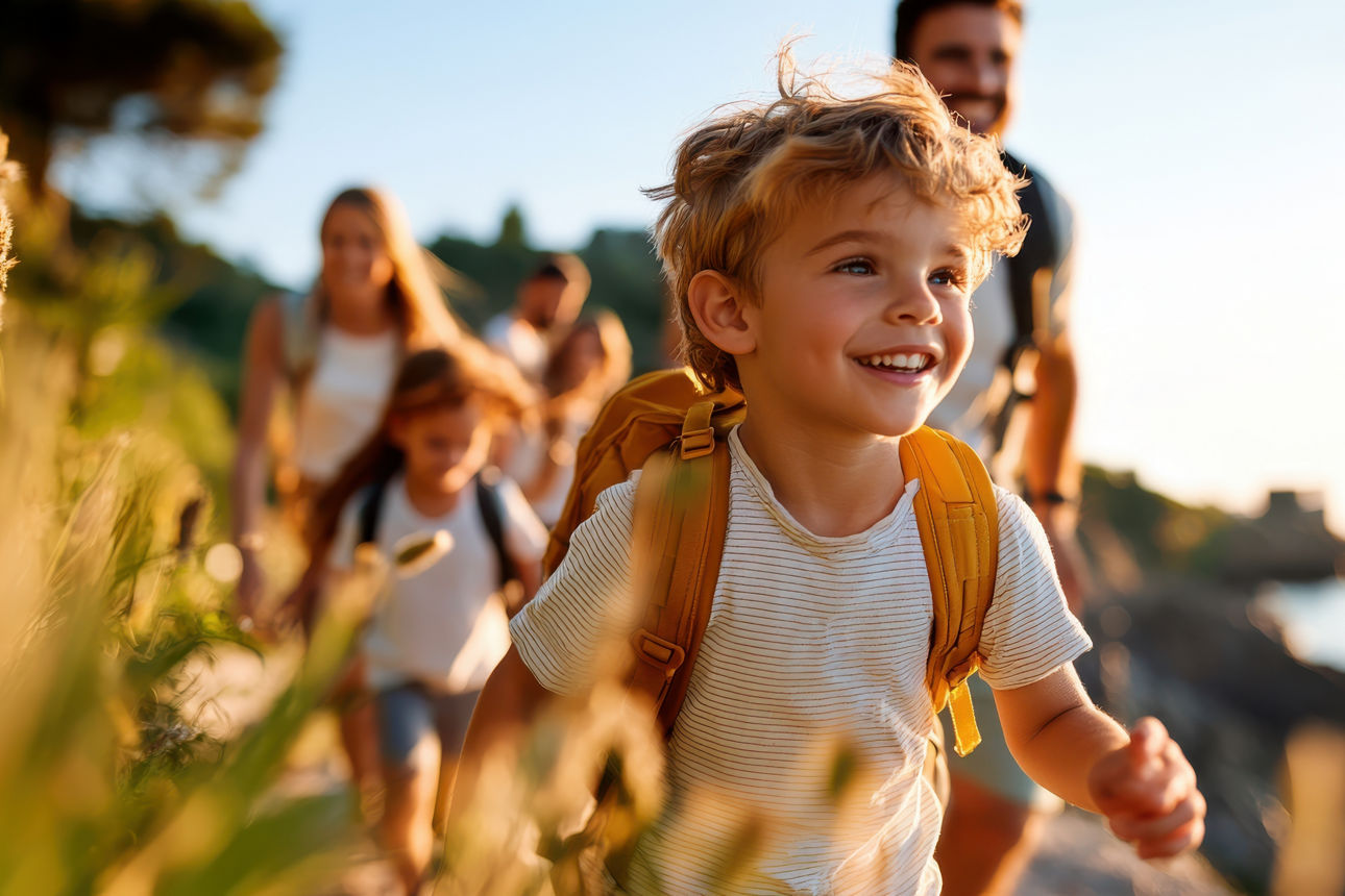 Kleiner Junge spaziert mit seiner Familie durch die Natur