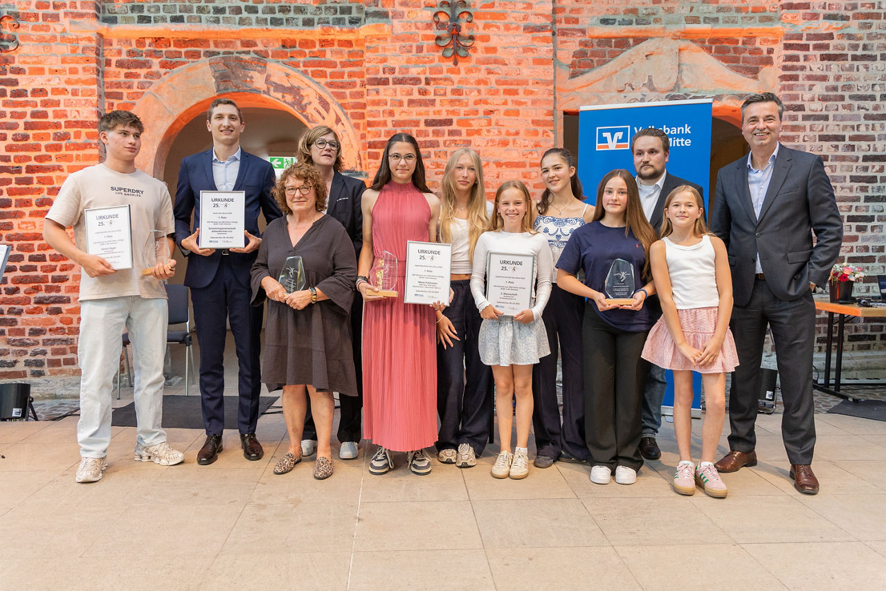 Zu sehen sind alle Gewinnerinnen und Gewinner der ersten Plätze aus den Kategorien "Bester Jugendsportler", "beste Jugendsportlerin", "beste "Mannschaft"und "bester Verein" - zusammen mit Jörg Lott, dem Vorstand der Volksbank Ruhr Mitte. Insgesamt sind 12 Personen auf dem Bild zu sehen mit Urkunden.