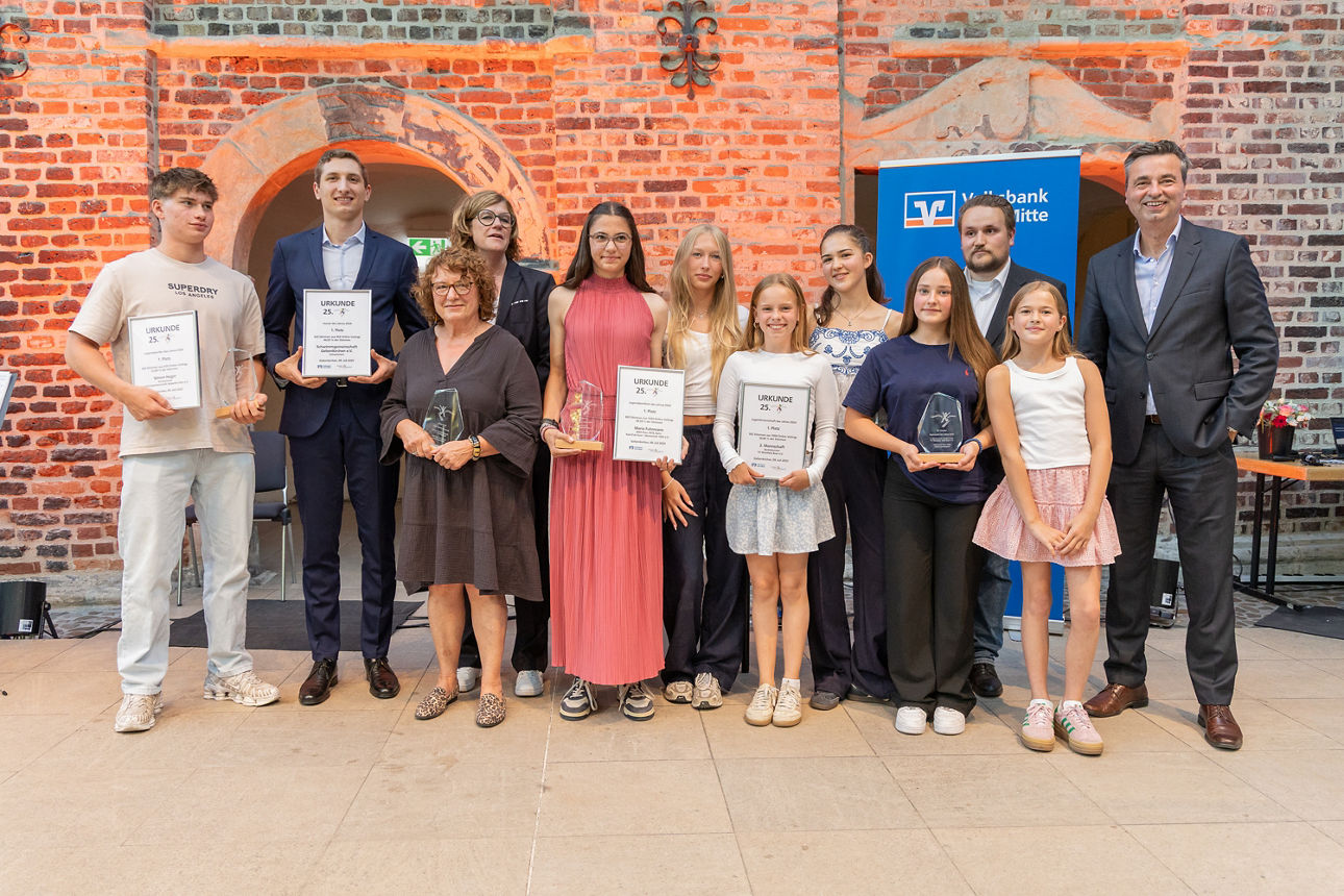 Zu sehen sind alle Gewinnerinnen und Gewinner der ersten Plätze aus den Kategorien "Bester Jugendsportler", "beste Jugendsportlerin", "beste "Mannschaft"und "bester Verein" - zusammen mit Jörg Lott, dem Vorstand der Volksbank Ruhr Mitte. Insgesamt sind 12 Personen auf dem Bild zu sehen mit Urkunden.
