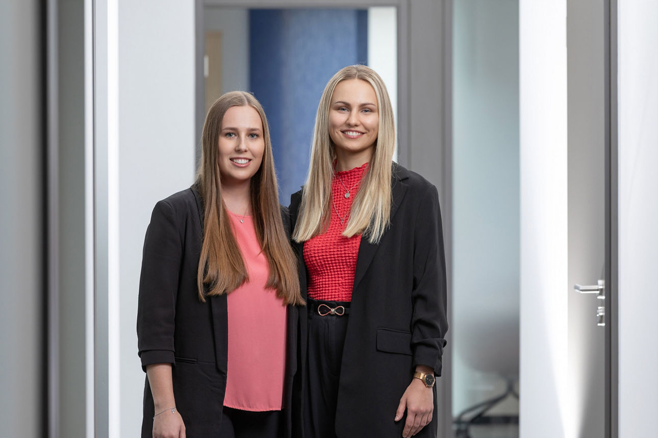 zwei Frauen in einem Bürogebäude
