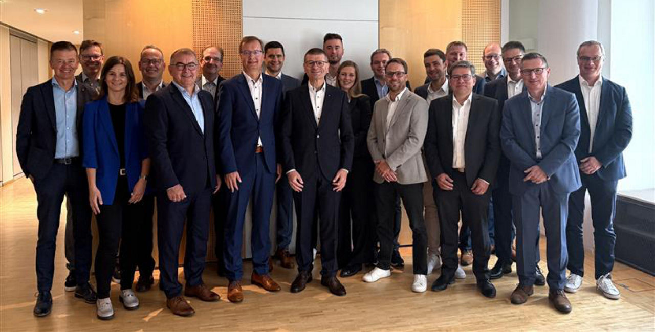 Gruppenbild Vorstand, Führungskräfte und Kollegen von und für Martin Arnold 