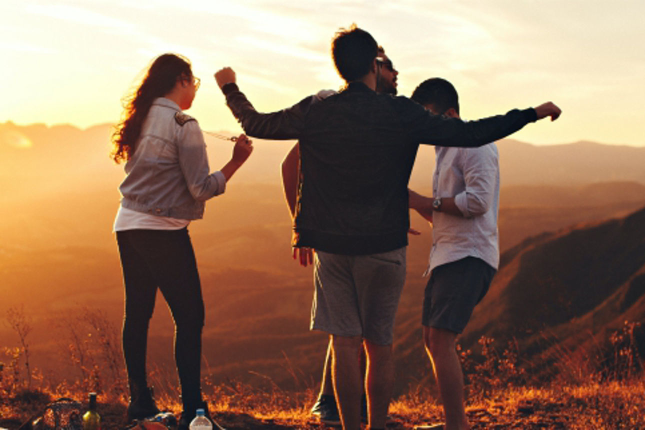 Jugendliche sind draußen, haben ausgelassene Stimmung und feiern