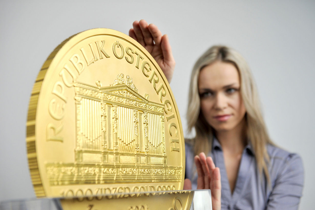 Junge Frau demonstriert mit ihren Händen die Dimension des Big Phil