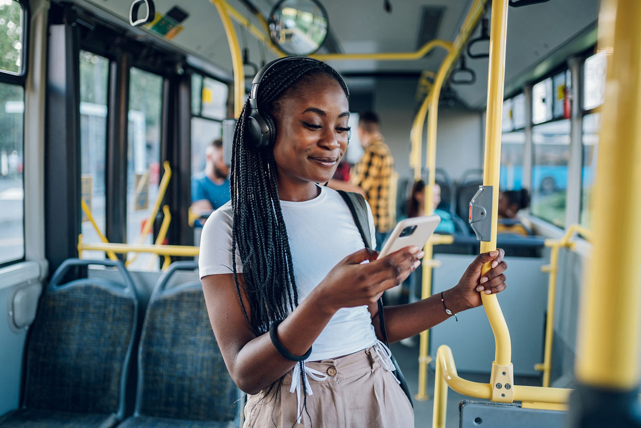 Junge Frau mit Smartphone
