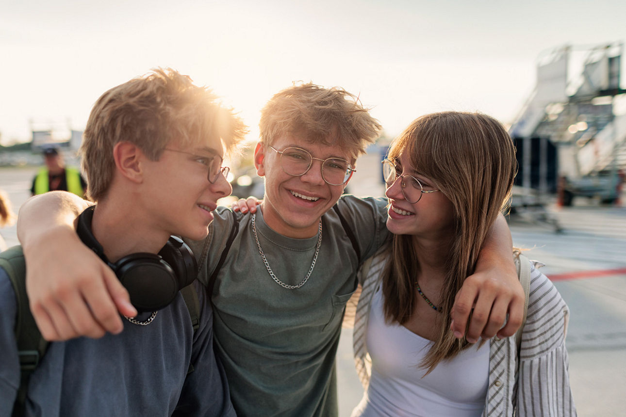 3 Freunde sind im Pausenhof