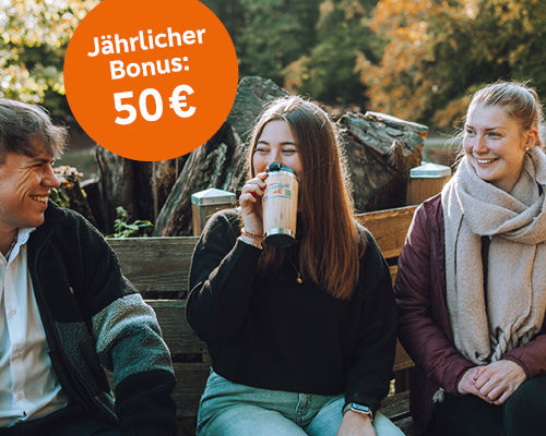 Drei Junge Mensche sitzen auf einer Bank im Park