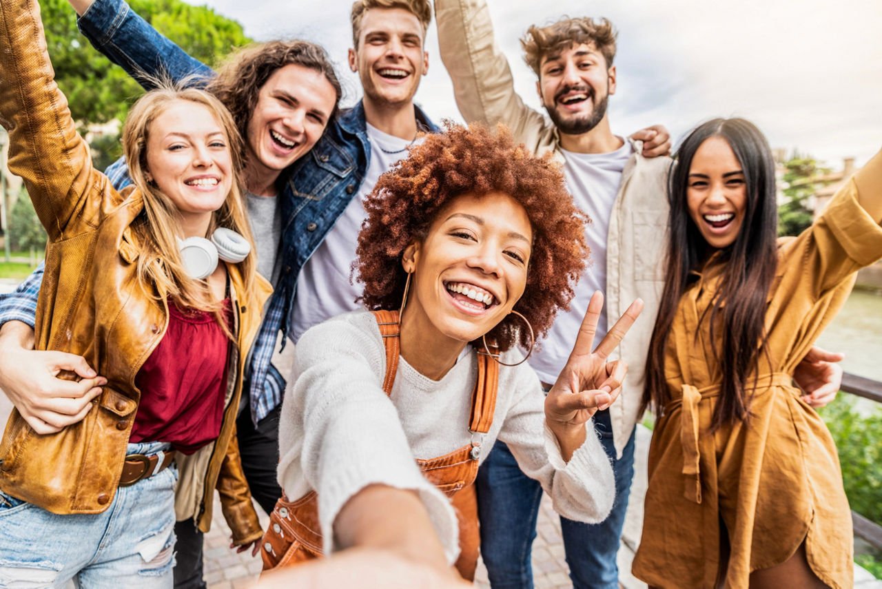 Jugendliche machen gemeinsam ein Selfie
